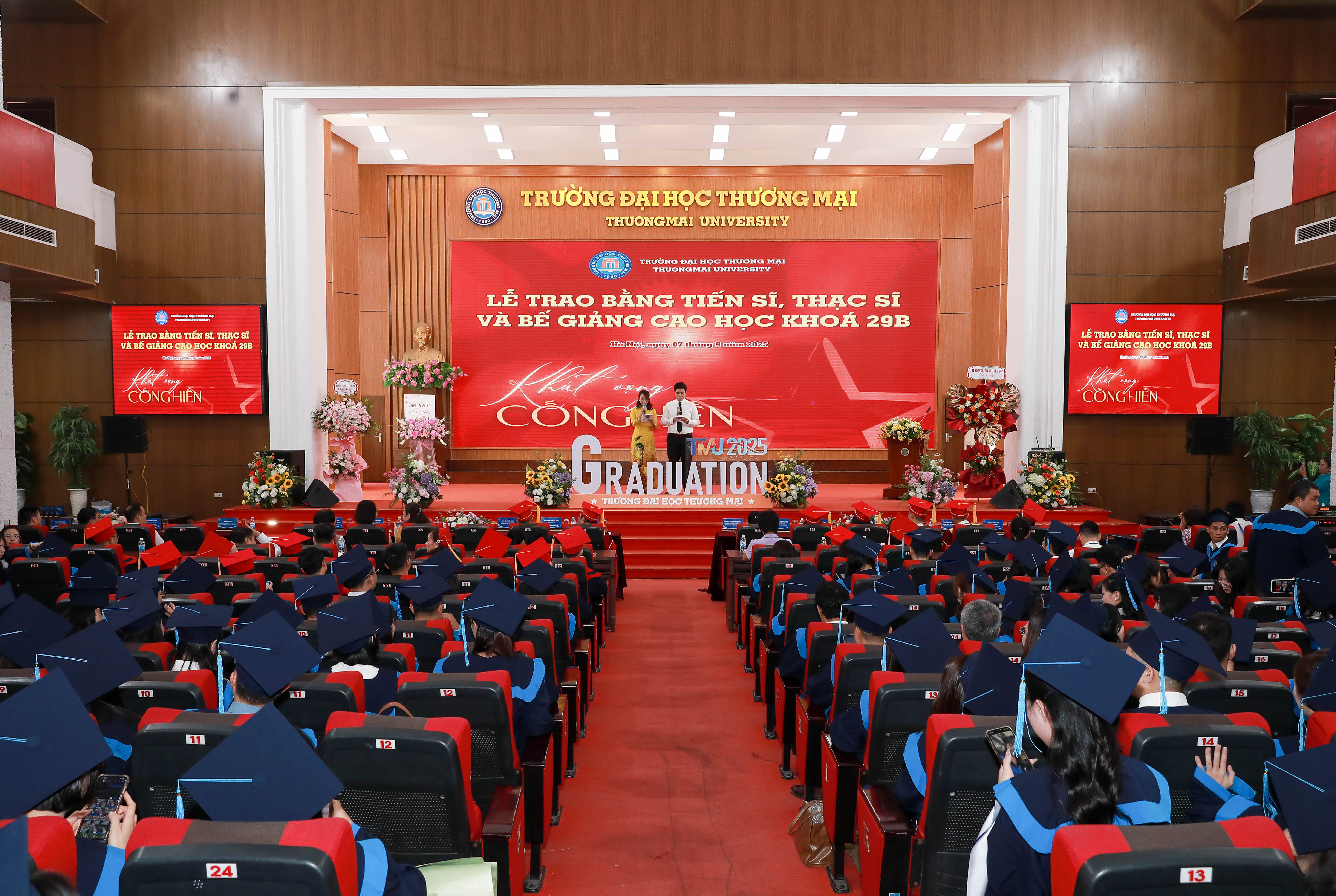 Lễ trao bằng tiến sĩ, thạc sĩ và bế giảng cao học khóa 29B